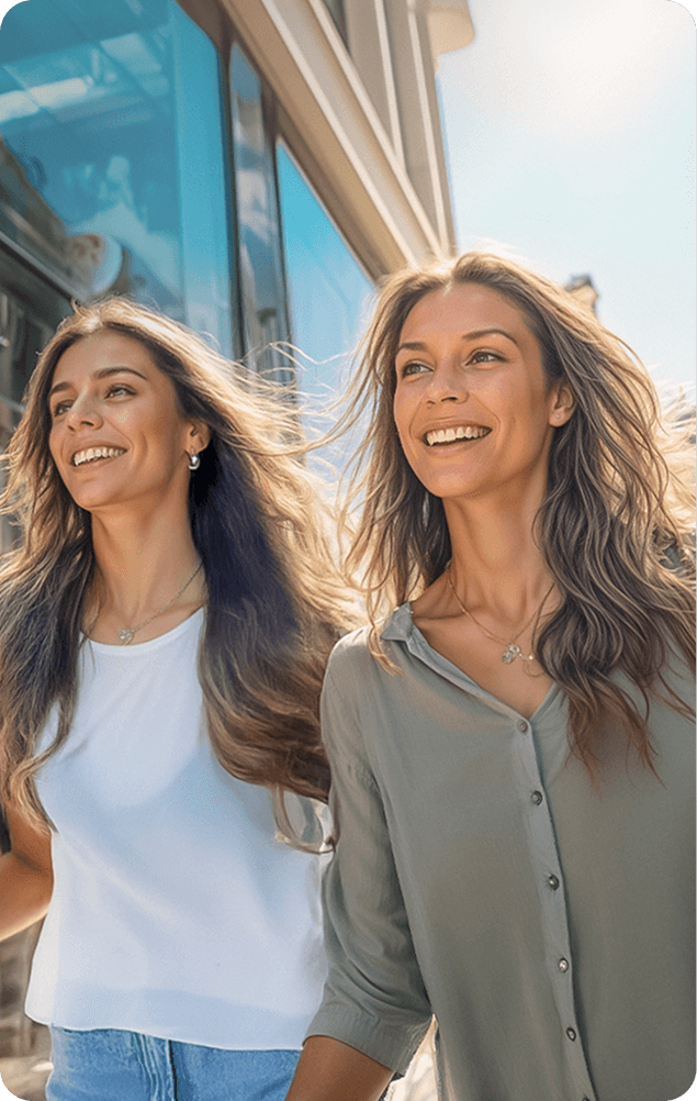 Mujeres caminando y sonriendo.