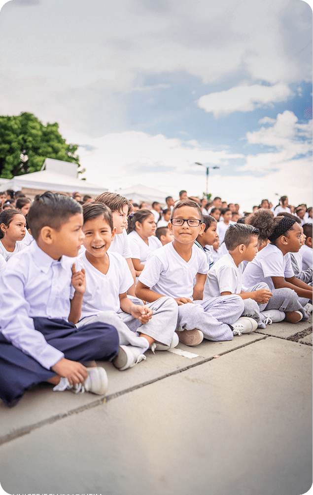 Grupo de niños sentados