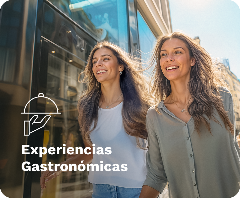 Dos mujeres jóvenes caminando y sonriendo