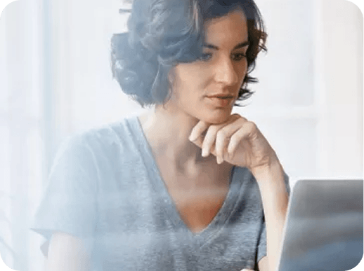 Mujer sentada trabajando en un laptop