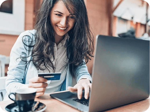 Mujer sonriendo a punto de realizar un pago online