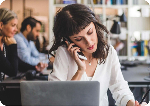 Mujer hablando por teléfono en un entorno de trabajo