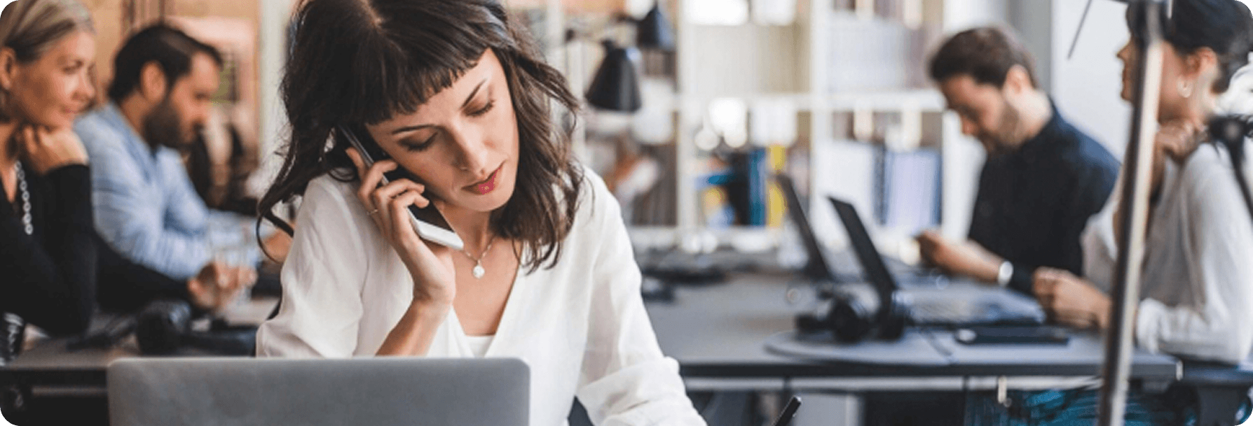 Mujer en el trabajo hablando por teléfono