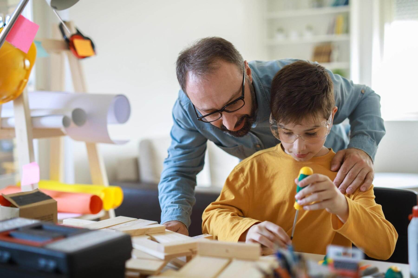 Protección estilo de vida: Un padre y su hijo haciendo un proyectos