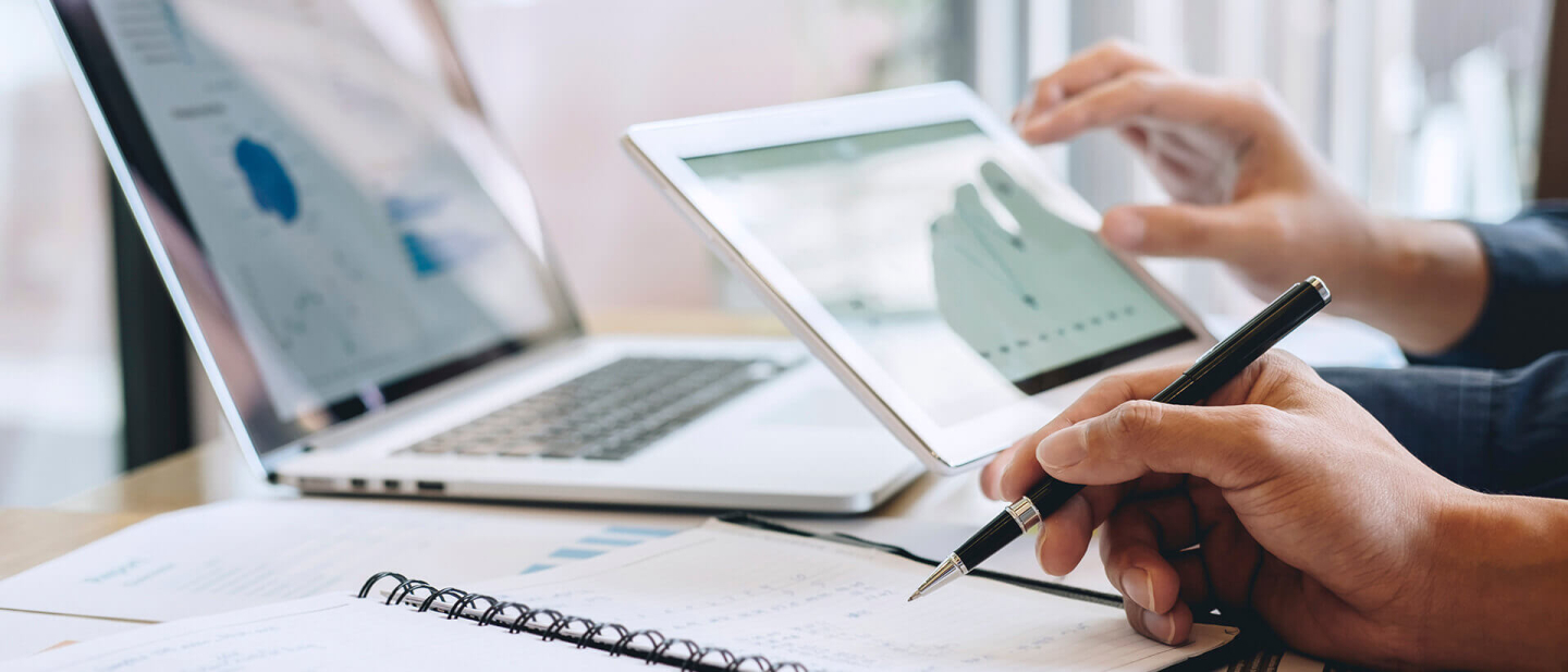 Persona usando una computadora