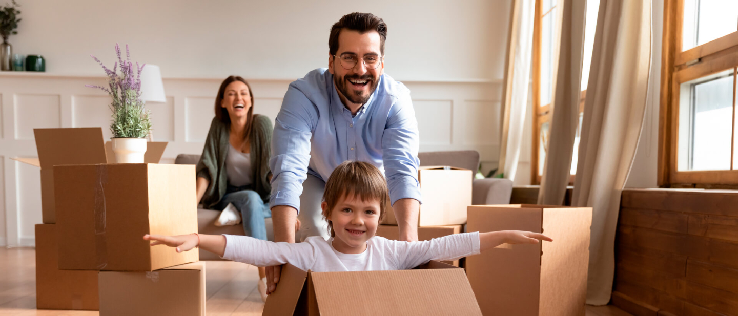 Familia jugando en su casa gracias al crédito de vivienda Diners Club
