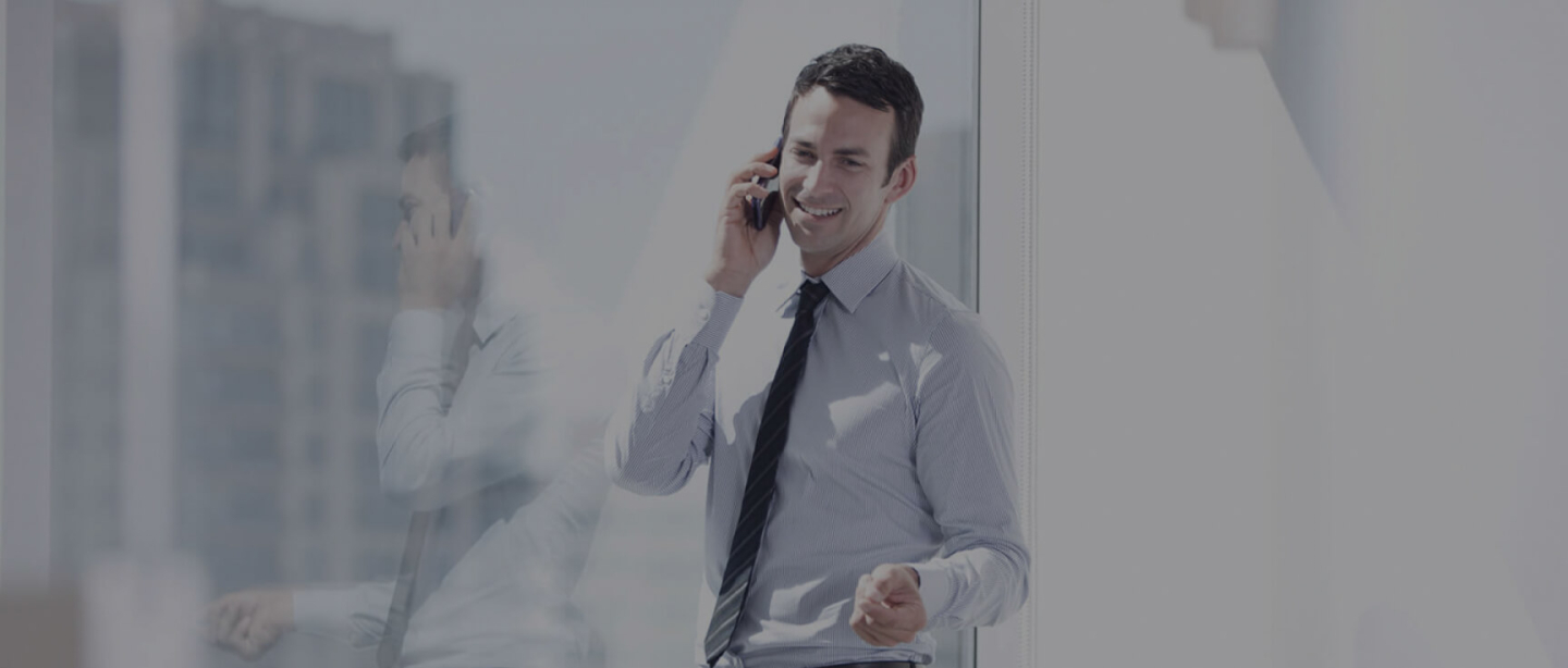 Persona hablando por teléfono