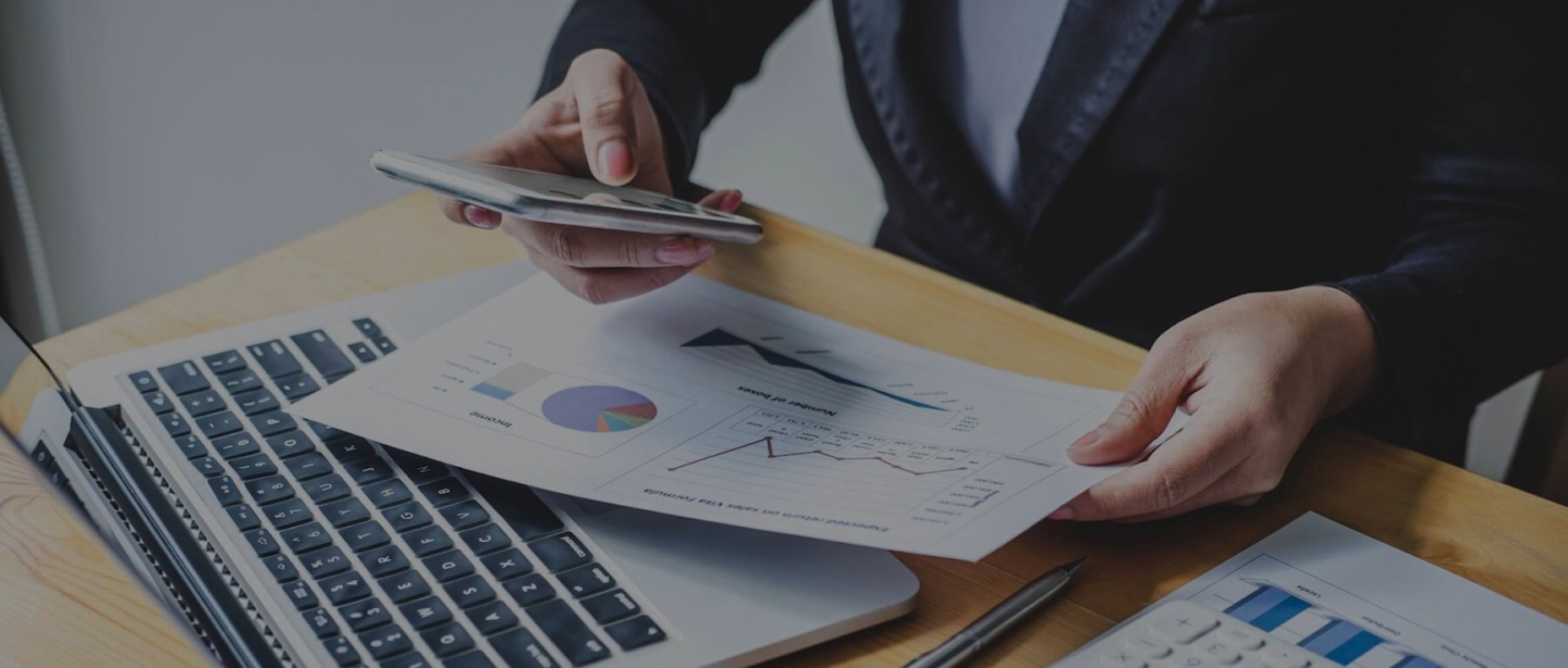 Detalle de persona con celular mirando reportes