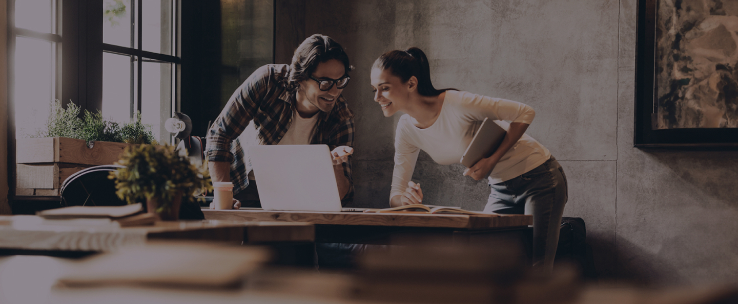 Dos socios viendon las ventajas de contratar el seguro empresa protegida de Diners Club