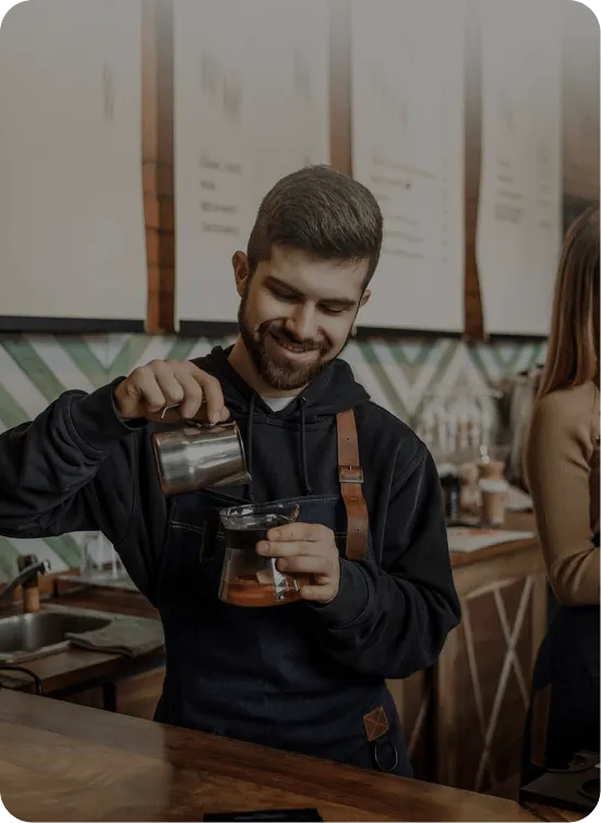 Camarero sirviendo café