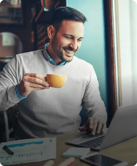 Hombre sonriendo con una taza de café