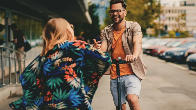 Pareja jugando en el scooter