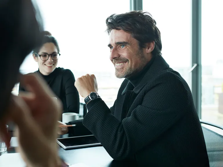 Persona en reunión. Inversión con certificado de inversión a plazo fijo corporate