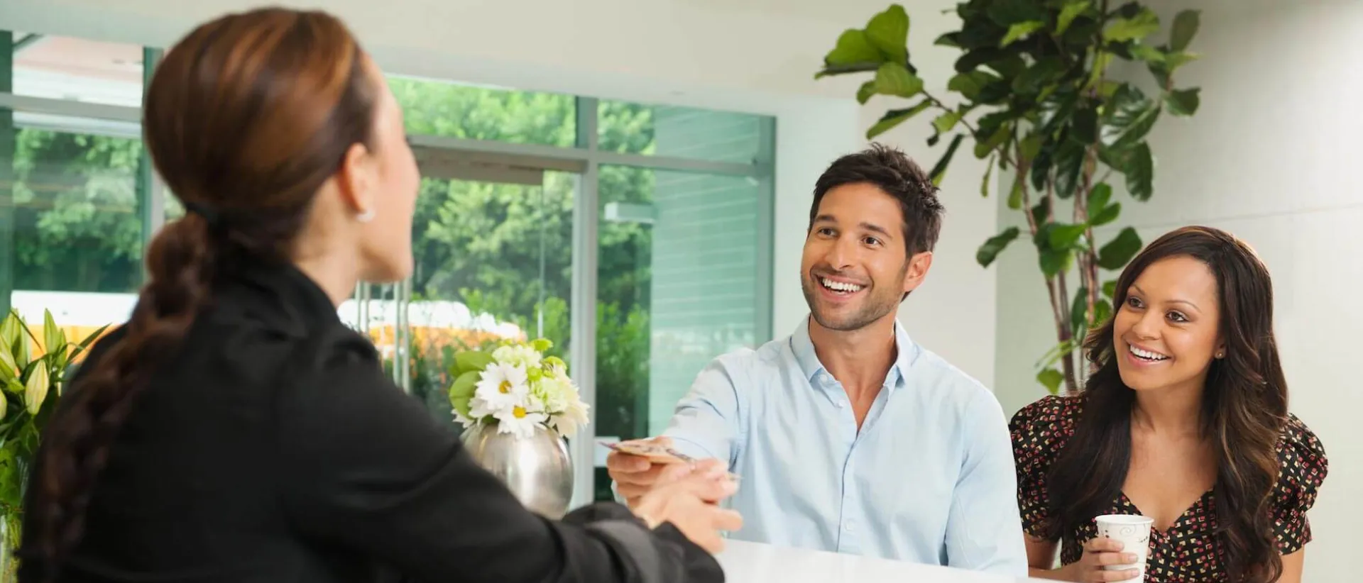 Pareja en la recepción del hotel 