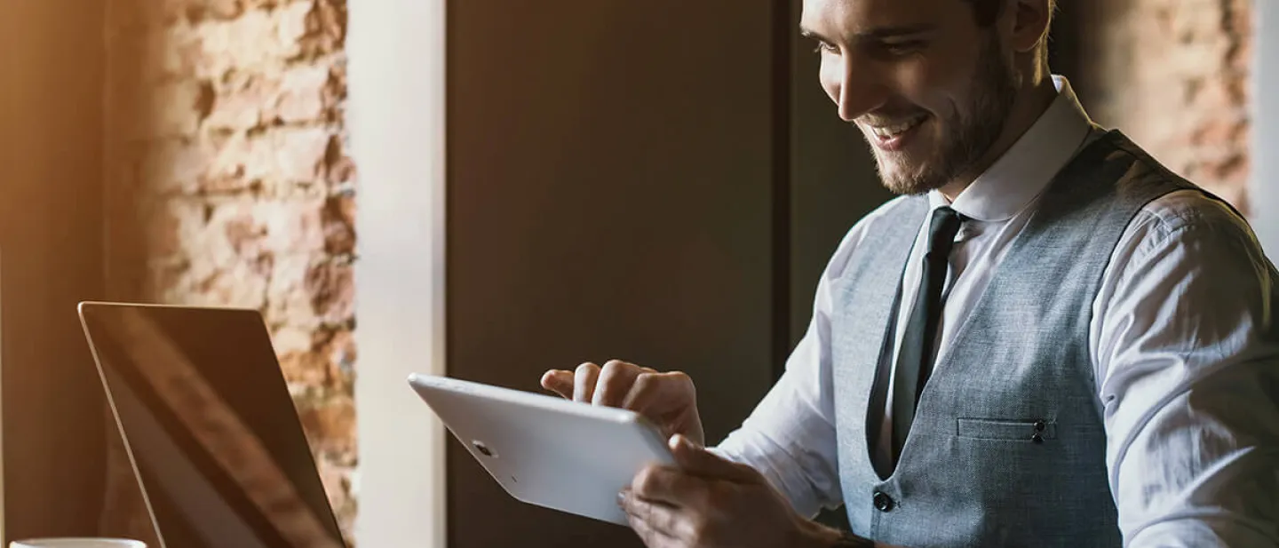 Persona utilizando Servicios Digitales