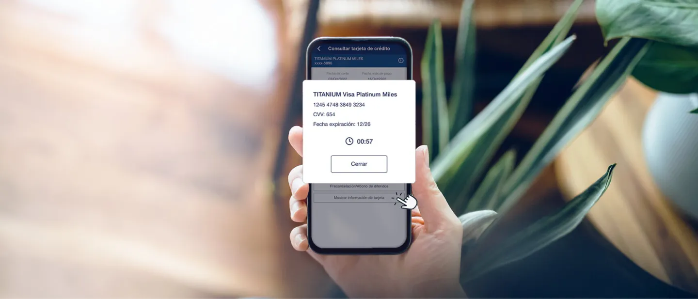 Mano con un ceclular y aplicación