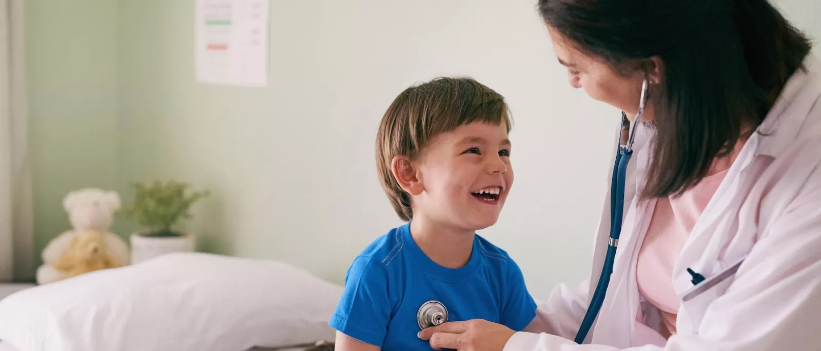 Diners Club - Hospital del Rio: Doctora escuchando el corazón de un niño en su consultorio 