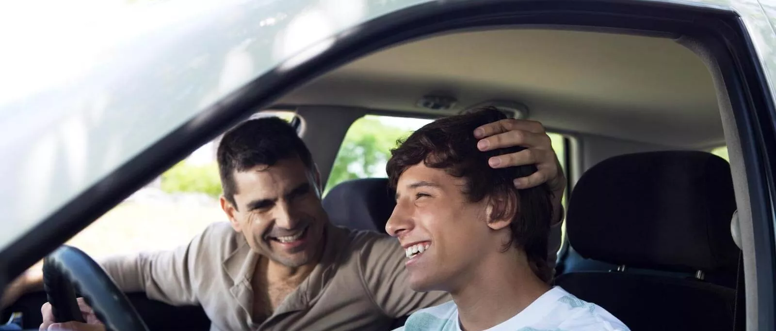 Diners Club One: Un padre y un hijo dentro de un vehículo sonriendo 