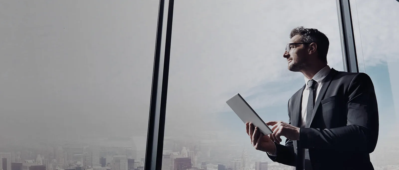 TITANIUM Visa Corporate: Hombre planificando negocios