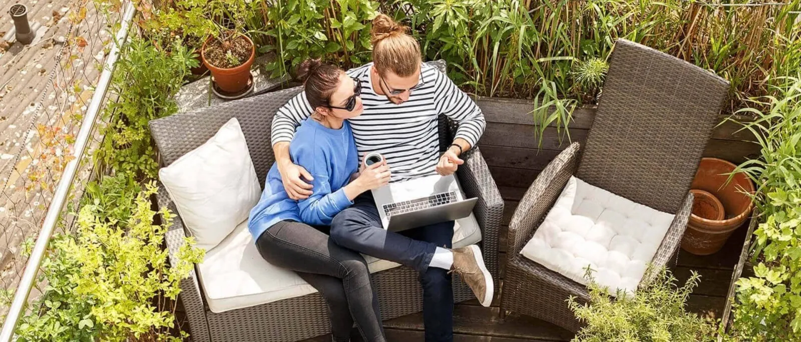 Cash Advance Diners Club: Una pareja sentada rodeada de plantas verdes
