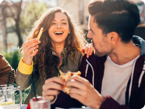 Chicos comiendo