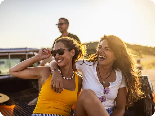 Mujeres sonriendo en un automóvil