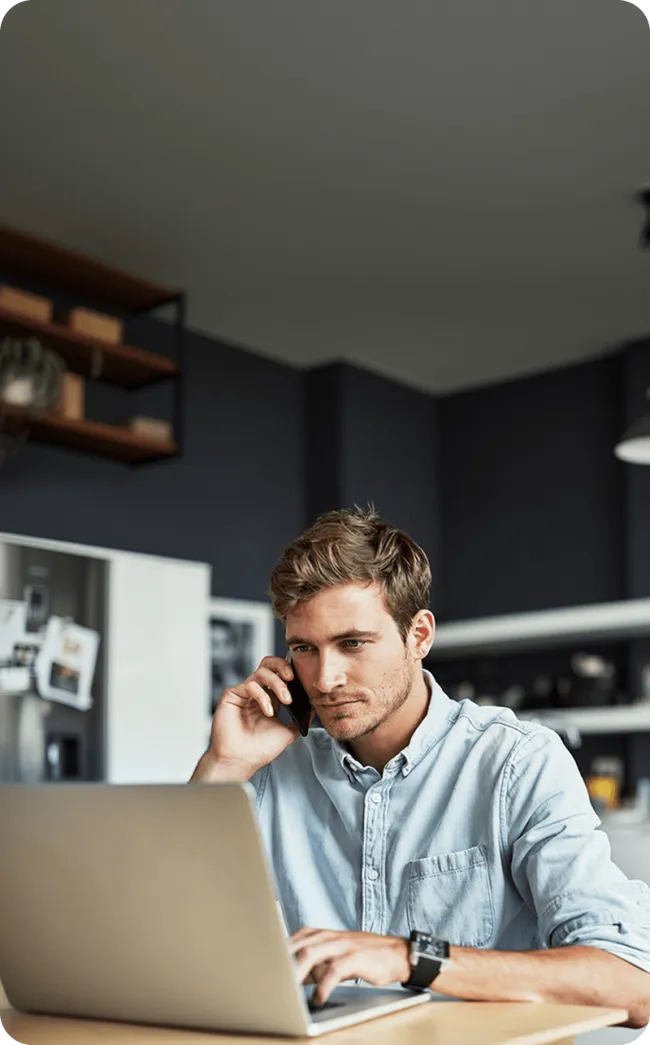 Joven mirando la computadora