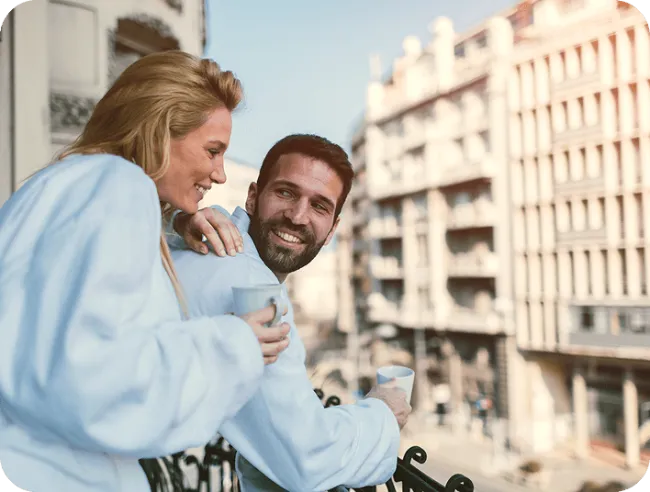 pareja en el balcón