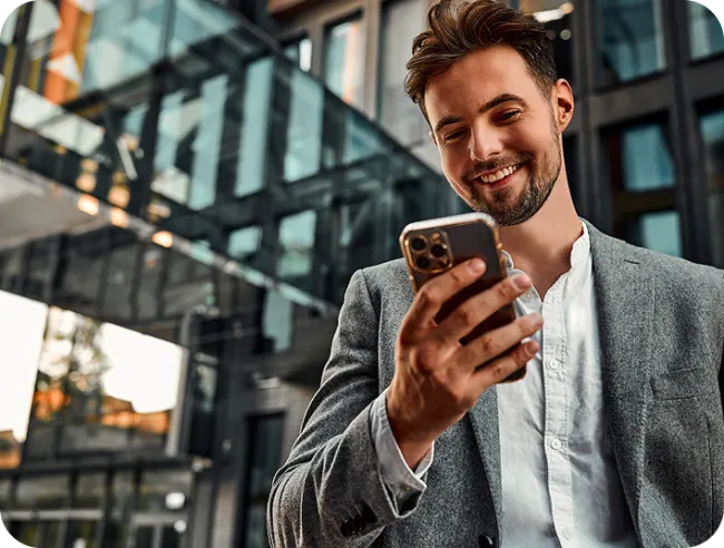 Hombre mirando un celular