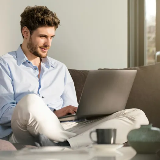 Hombre joven sentado con computadora