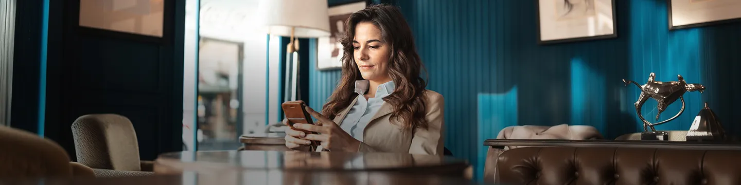 Mujer sentada mirando el móvil