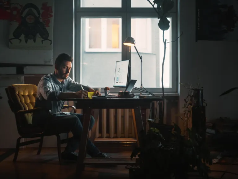 Hombre en una oficina con una computadora