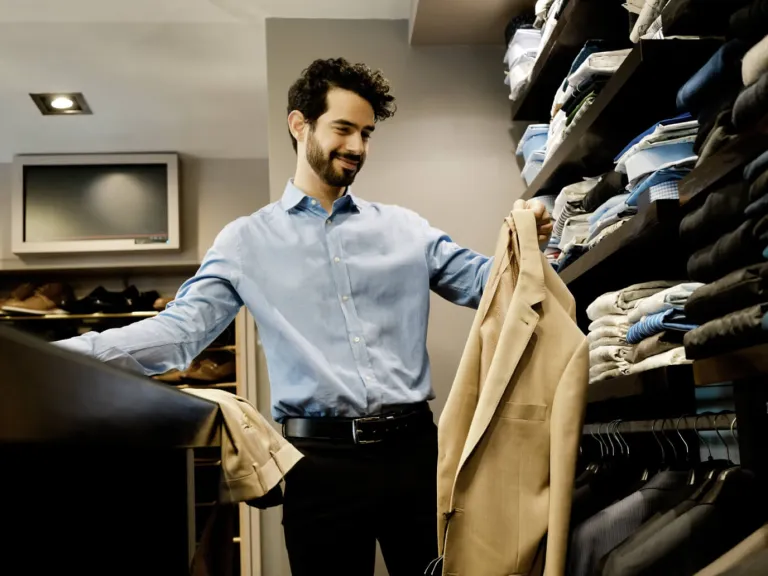Hombre seleccionando ropa