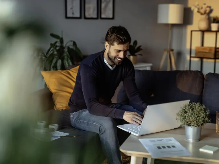 Hombre trabajando con un portátil.