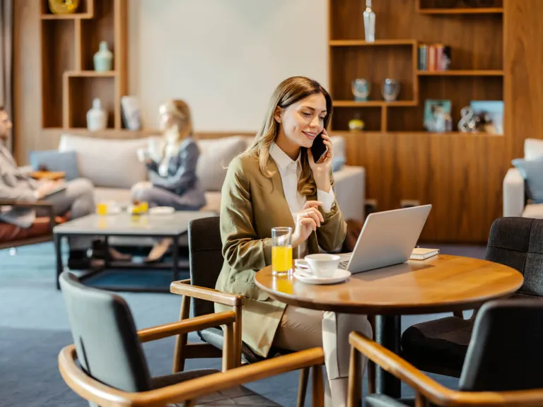 Mujer sentada con un ordenador portatil