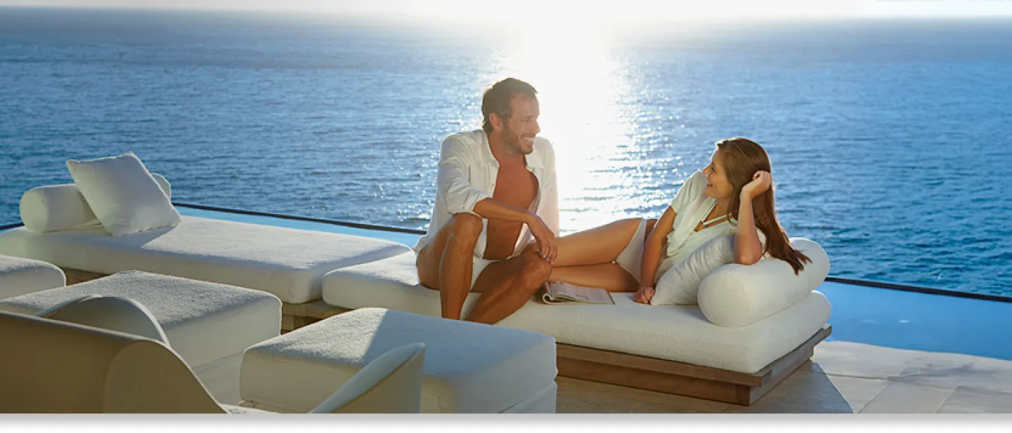 Pareja junto al mar