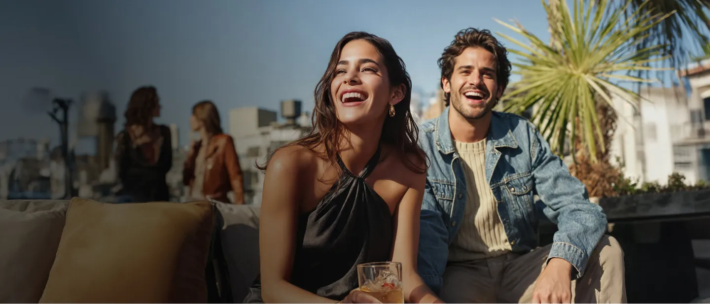 Pareja de jóvenes sonriendo