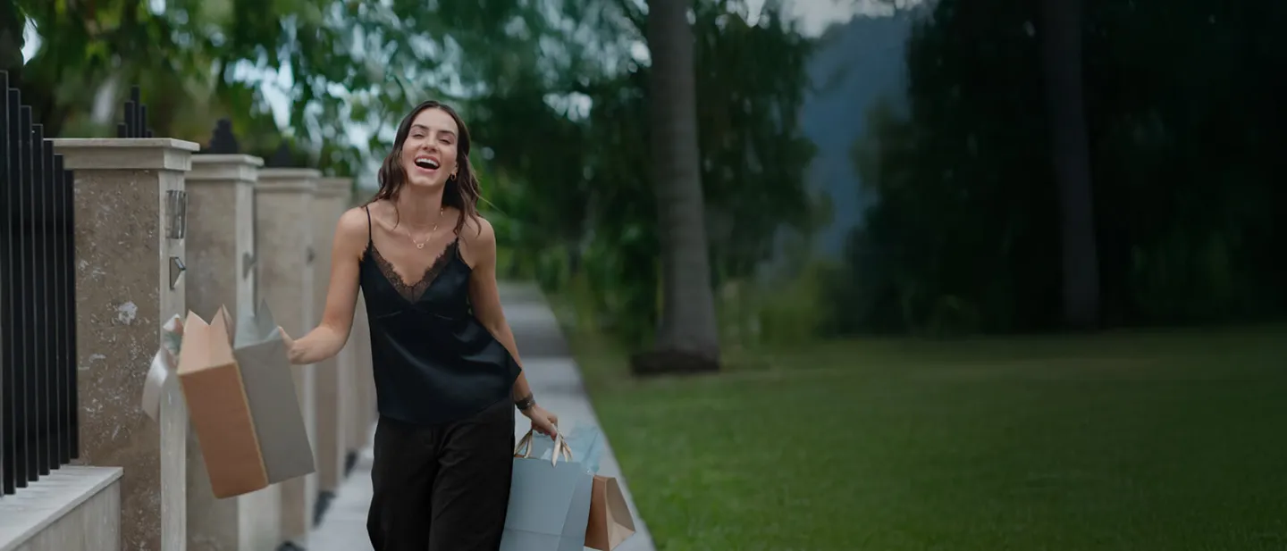 Mujer joven caminando riendo