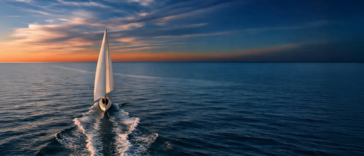 Velero en el mar y el horizonte de fondo