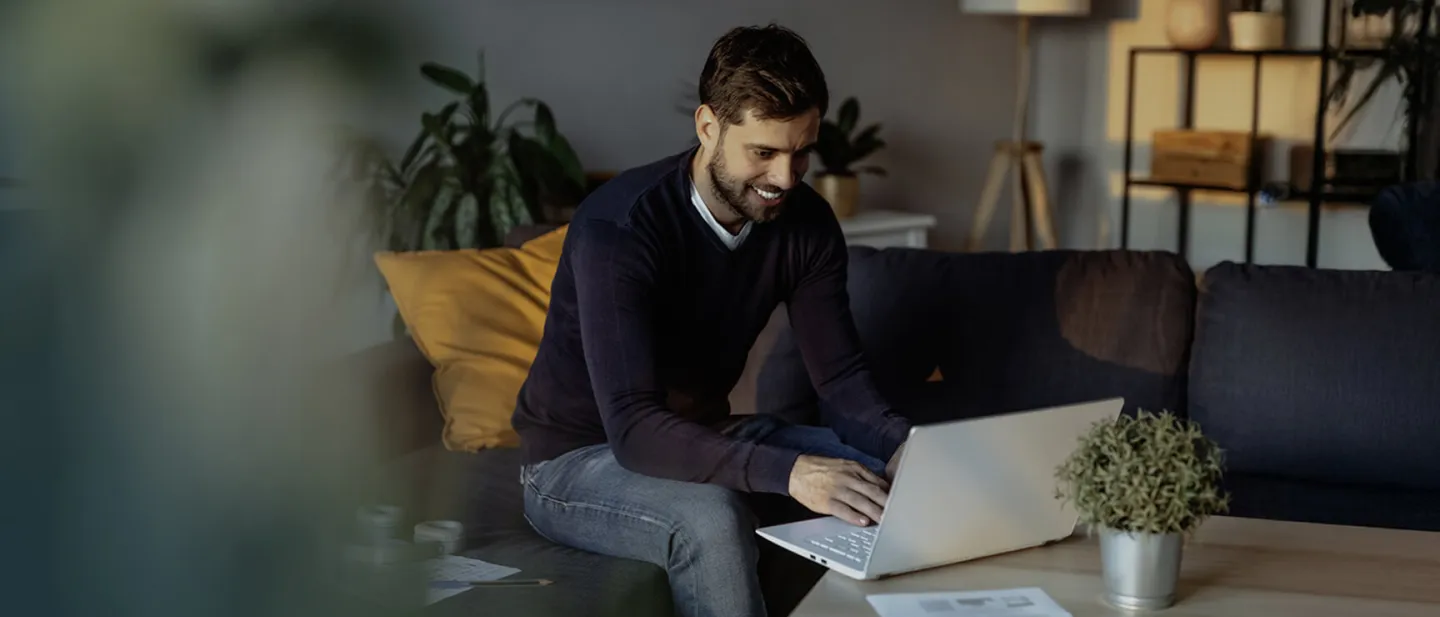 Hombre joven con una computadora portátil
