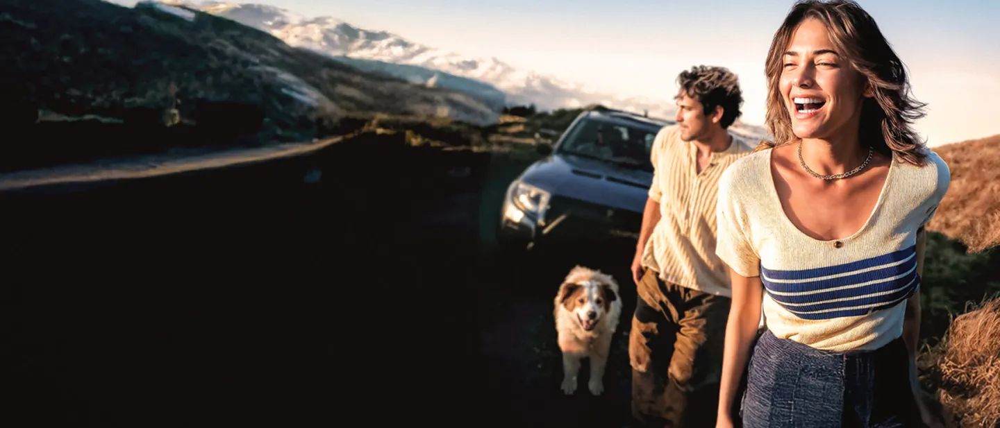 Pareja con perro en la carretera