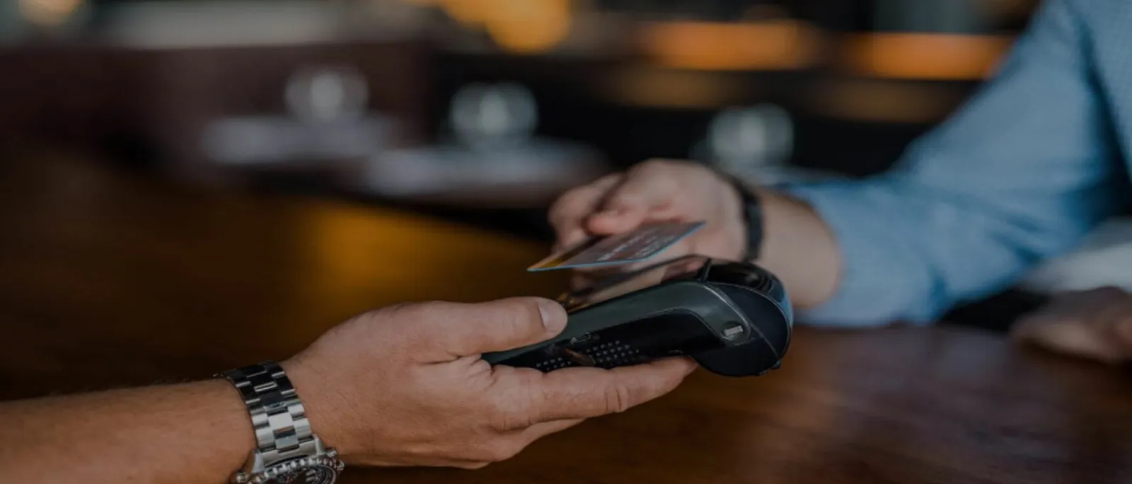 Detalle de persona pagando