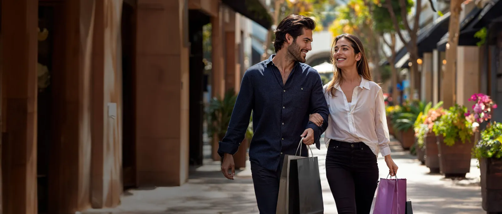 Pareja sonriendo de compras