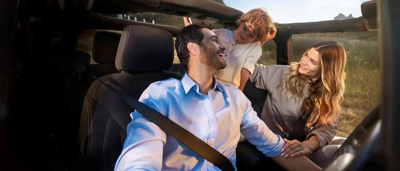 Familia sonriendo en un auto