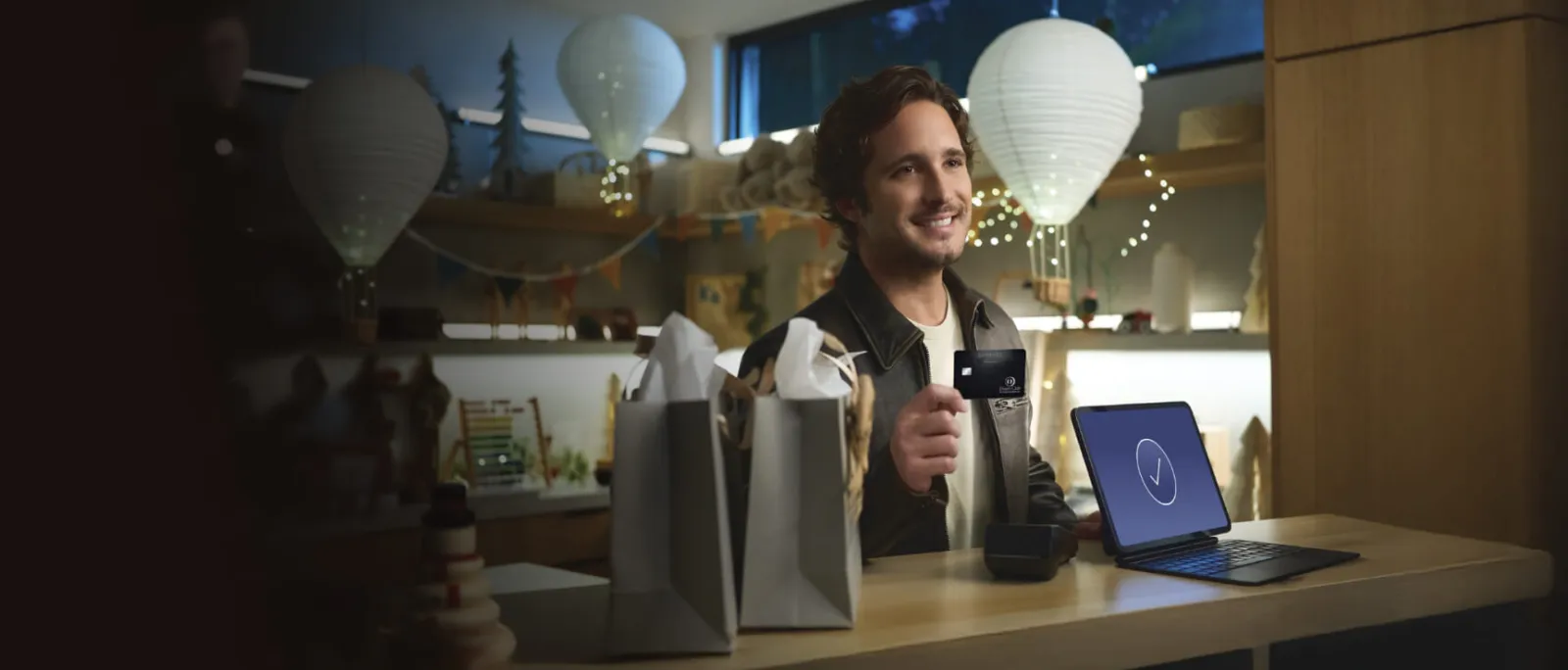 Hombre joven pagando con una tarjeta Diners Club