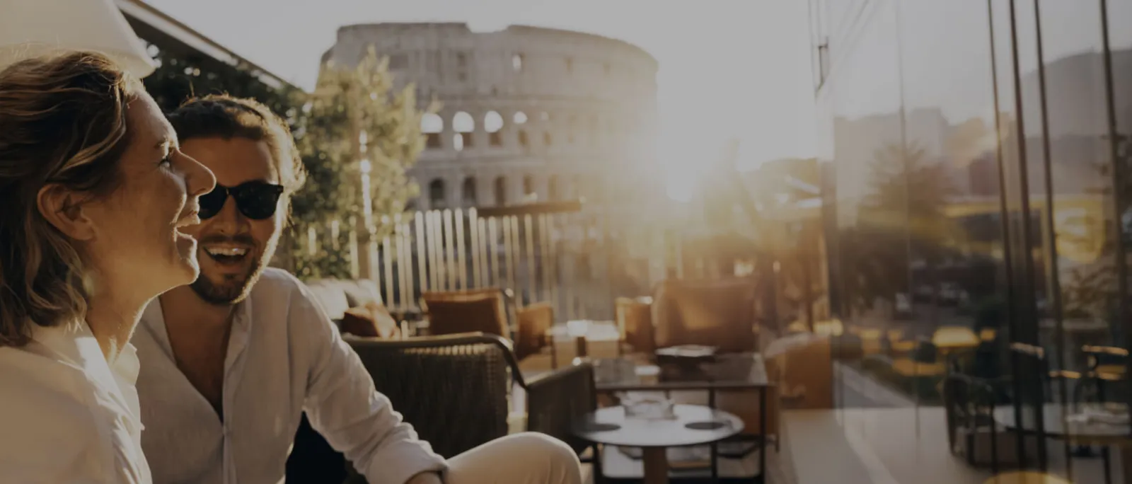 pareja sentada sonriendo