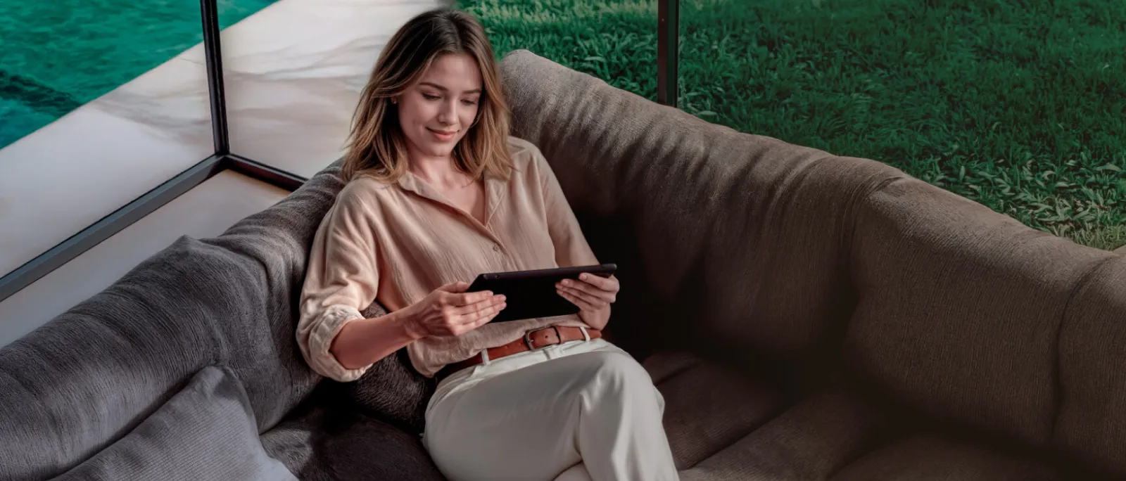 Mujer sentada con un teléfono móvil