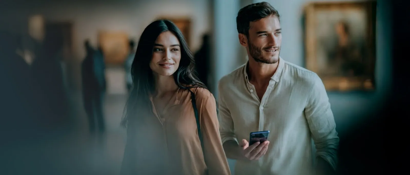 Chico y chica sonriendo