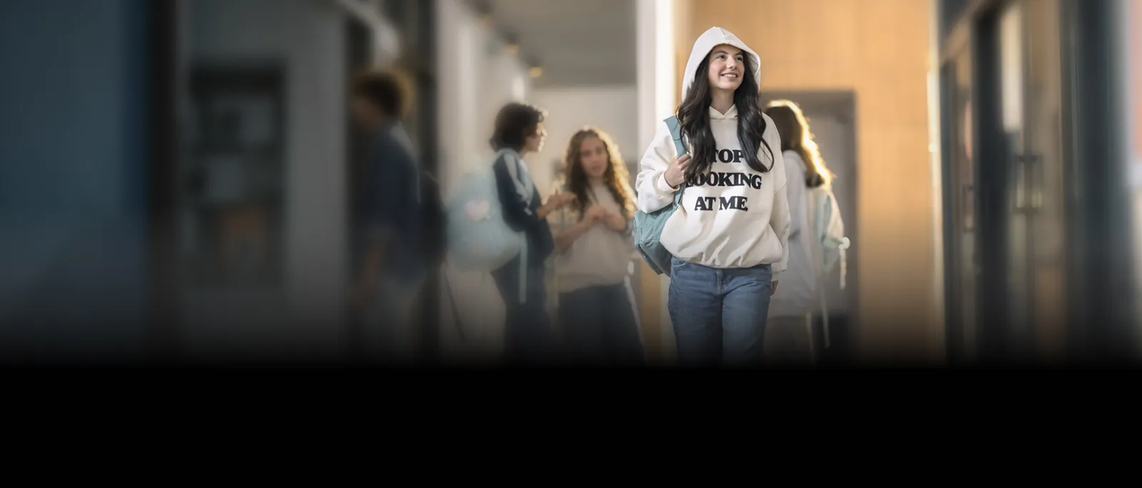 Chica sonriendo en el colegio